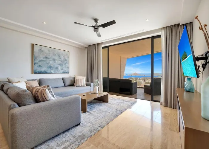 Arch Views 2 Pools 2 Jacuzzis Gym 3 King Beds *